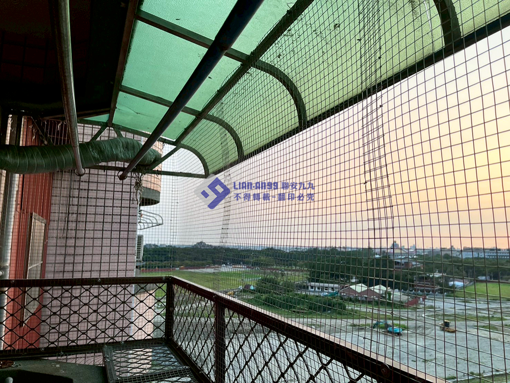 20251001雲林縣斗六市明德路8樓477號蔡小姐防鴿隱形+方格網完工照_01